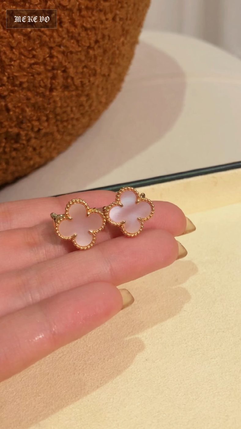 VCA Earrings category