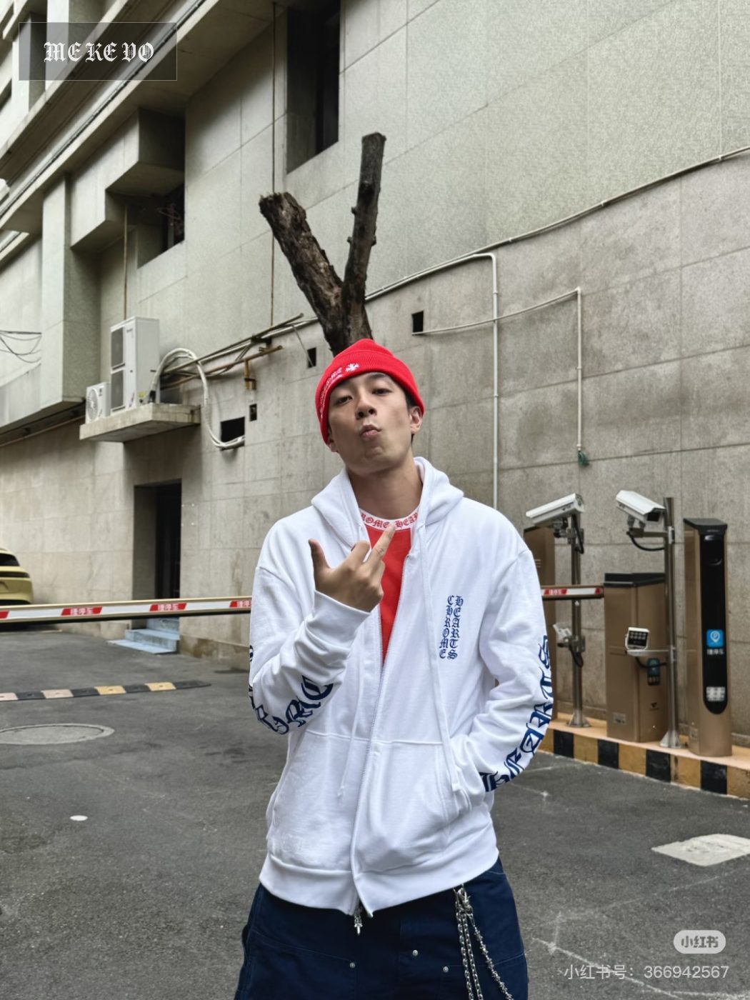 Sweatshirt