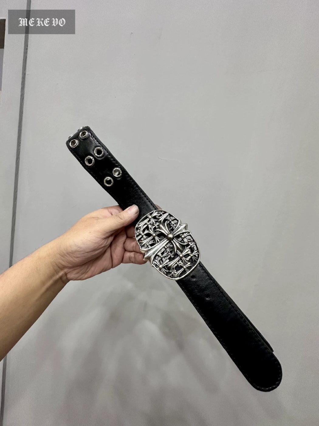 Chrome Hearts CH Grave Latest Collection 3.5-3.8cm Wide Belt Set, Internet-famous Vintage Dark High-end Streetwear Brand. Black grave buckle, black eyelets on the belt strap, white copper plated with thick silver material, weight 230g, heavier than most pure silver versions on the market. Size and thickness consistent with the original. Belt strap made of double-sided top-grain cowhide