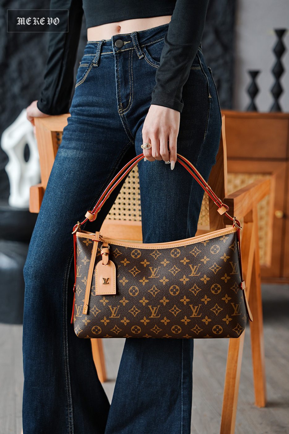 M28101 The horizontal silhouette on the upper body is cleaner and more relaxed, exuding a low-key, high-end lazy aura. Compared to the old Carryall, it better fits the current trend of underarm carry and minimalist commuter style!