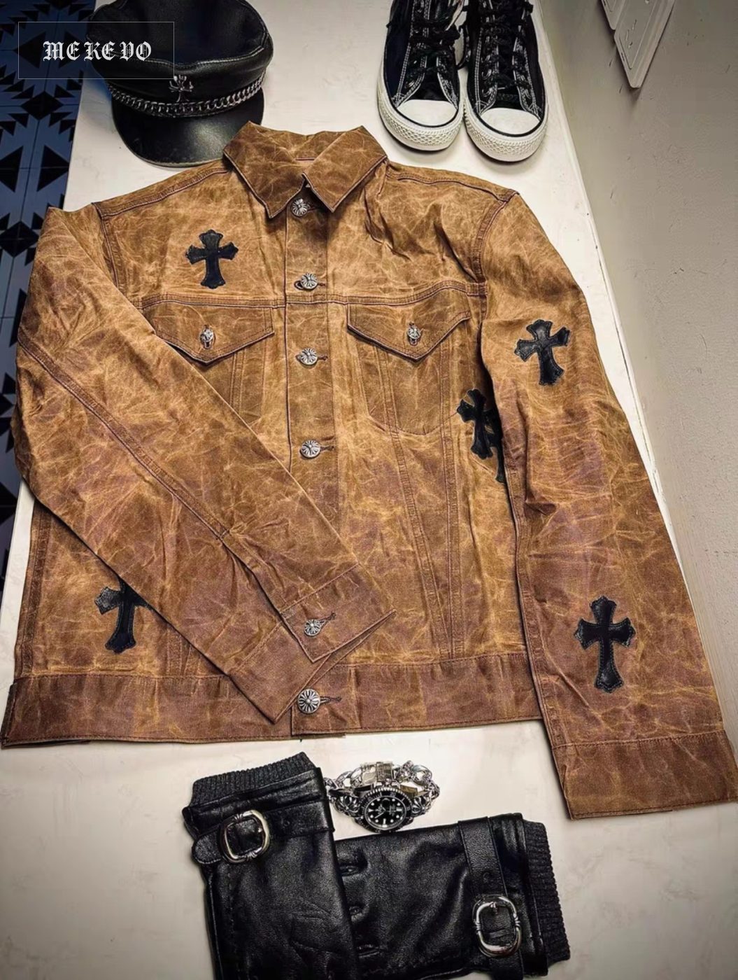 CH heavy-duty waxed canvas Type III style loose denim jacket, a viral retro dark high-end streetwear favorite. A must-have for tough guys, the brown canvas fully absorbs beeswax, making it not only tough but also super windproof. Pair it with slim-fit jeans and work boots, and even a rugged look exudes a masculine charm